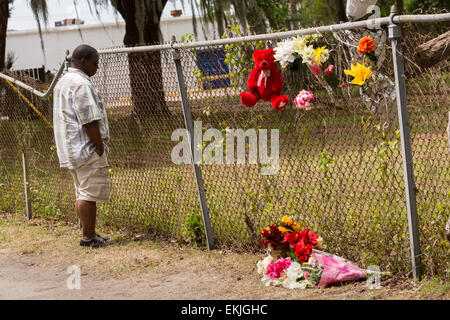 Charleston, Carolina del Sud, Stati Uniti d'America. Decimo Apr, 2015. Un passerby smette di visualizzare il memoriale di fortuna segna il punto in cui disarmato automobilista nero Walter Scott è stato ucciso dalla polizia a seguito di un arresto del traffico di Aprile 10, 2015 in Charleston, Carolina del Sud. Scott è stato girato più volte nel retro e morto sulla scena dopo aver eseguito dalla polizia. Foto Stock