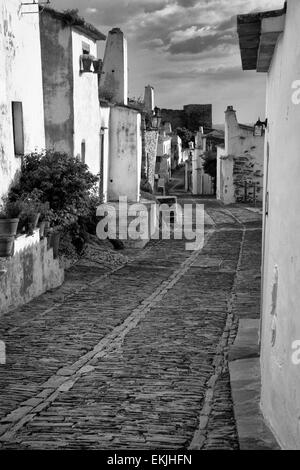 Monsaraz è una parrocchia civile e sede municipale del Comune di Reguengos de Monsaraz, sul margine destro della Guadi Foto Stock