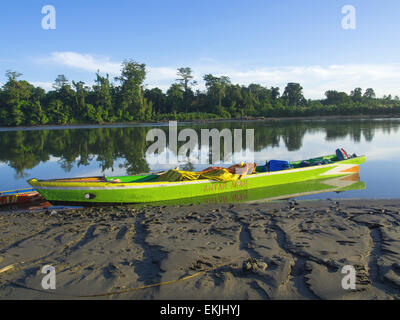 Jungle, Indonesia - 13 Gennaio 2015: barche colorate sulle rive del fiume Foto Stock