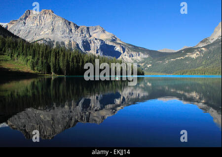 Le montagne si riflette nel Lago Smeraldo, Parco Nazionale di Yoho, British Columbia, Canada Foto Stock