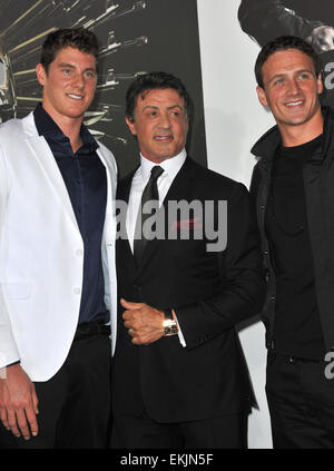 LOS ANGELES, CA - Agosto 16, 2012: Sylvester Stallone & oro olimpico-medalists Conor Dwyer (sinistra) e Ryan Lochte presso il Los Angeles premiere del suo film "Le parti soggette a usura 2' a Grauman's Chinese Theater di Hollywood. Foto Stock