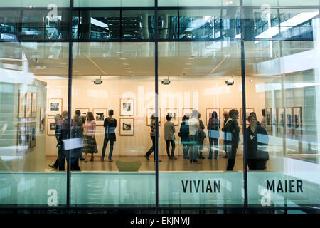 Berlino, Germania. Decimo Apr, 2015. Visitatori visualizza una mostra della famosa strada americana fotografo Vivian Maier a Willy Brandt House, Ufficio centrale del Partito Social Democratico di Germania, Berlino, Germania, il 10 aprile 2015. © Zhang ventola/Xinhua/Alamy Live News Foto Stock