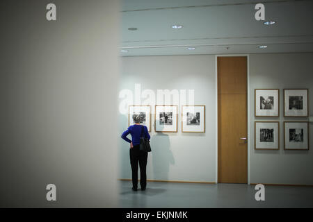 Berlino, Germania. Decimo Apr, 2015. Un visitatore visualizza opere del famoso American street fotografo Vivian Maier durante il suo exhibition a Willy Brandt House, Ufficio centrale del Partito Social Democratico di Germania, Berlino, Germania, il 10 aprile 2015. © Zhang ventola/Xinhua/Alamy Live News Foto Stock