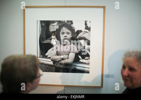 Berlino, Germania. Decimo Apr, 2015. Vista visitatori opere del famoso American street fotografo Vivian Maier durante il suo exhibition a Willy Brandt House, Ufficio centrale del Partito Social Democratico di Germania, Berlino, Germania, il 10 aprile 2015. © Zhang ventola/Xinhua/Alamy Live News Foto Stock