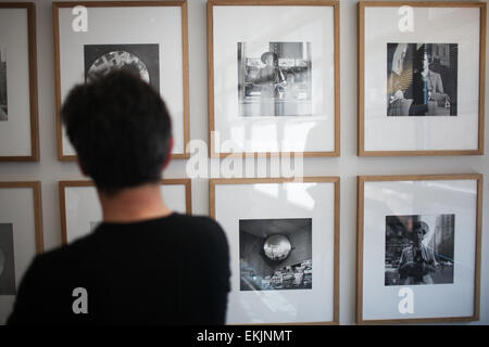 Berlino, Germania. Decimo Apr, 2015. Un visitatore visualizza autoritratti della famosa strada americana fotografo Vivian Maier durante il suo exhibition a Willy Brandt House, Ufficio centrale del Partito Social Democratico di Germania, Berlino, Germania, il 10 aprile 2015. © Zhang ventola/Xinhua/Alamy Live News Foto Stock