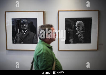 Berlino, Germania. Decimo Apr, 2015. Un visitatore visualizza opere del famoso American street fotografo Vivian Maier durante il suo exhibition a Willy Brandt House, Ufficio centrale del Partito Social Democratico di Germania, Berlino, Germania, il 10 aprile 2015. © Zhang ventola/Xinhua/Alamy Live News Foto Stock