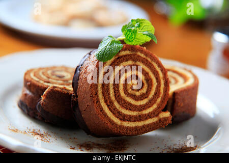 Fette di pan di spagna rotolo Foto Stock