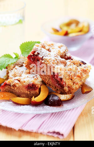 Fette di gustosa torta di prugne fatta con farina di grano duro Foto Stock