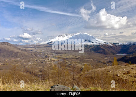 Mt. Sant'Elena con drammatica skies una vista panoramica dello stato di Washington. Foto Stock