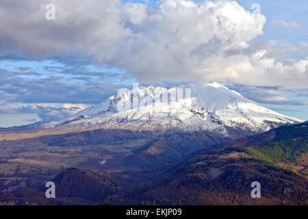 Mt. Sant'Elena con drammatica del cielo al tramonto nello stato di Washington. Foto Stock