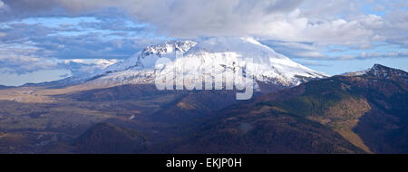 Mt. Sant'Elena con drammatica del cielo al tramonto nello stato di Washington. Foto Stock