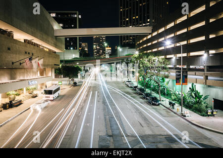 Il traffico su strada di fiori di notte, nel centro di Los Angeles, California. Foto Stock