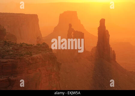 La rondella donna arch all'alba, e il Parco Nazionale di Canyonlands, Utah Foto Stock