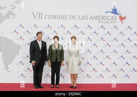 Panama City, Panama. Decimo Apr, 2015. Presidente di Panama Juan Carlos Varela (1L) accoglie favorevolmente il Presidente brasiliano Dilma Rousseff al suo arrivo per il settimo vertice delle Americhe nella città di Panama, capitale di Panama, 10 aprile 2015. Credito: Xu Zijian/Xinhua/Alamy Live News Foto Stock