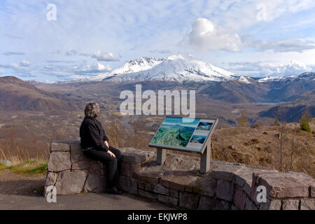 Mt. Sant'Elena con drammatica del cielo al tramonto nello stato di Washington. Foto Stock