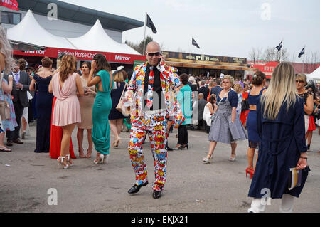 Liverpool, Regno Unito. Decimo Apr, 2015. Godetevi Racegoers Ladies giorno a Eglinton - Crabbie il Grand National 2015. Il sole su venerdì ha attratto una grande folla di spettatori vestiti fino a nove in questo anno la colorata manifestazione che ha avuto luogo il pomeriggio di Venerdì, Aprile 10th, 2015 a Liverpool, UK. Credito: Pak Hung Chan/Alamy Live News Foto Stock