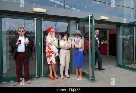 Liverpool, Regno Unito. Decimo Apr, 2015. Godetevi Racegoers Ladies giorno a Eglinton - Crabbie il Grand National 2015. Il sole su venerdì ha attratto una grande folla di spettatori vestiti fino a nove in questo anno la colorata manifestazione che ha avuto luogo il pomeriggio di Venerdì, Aprile 10th, 2015 a Liverpool, UK. Credito: Pak Hung Chan/Alamy Live News Foto Stock