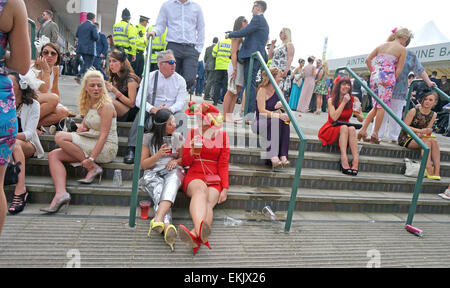 Liverpool, Regno Unito. Decimo Apr, 2015. Godetevi Racegoers Ladies giorno a Eglinton - Crabbie il Grand National 2015. Il sole su venerdì ha attratto una grande folla di spettatori vestiti fino a nove in questo anno la colorata manifestazione che ha avuto luogo il pomeriggio di Venerdì, Aprile 10th, 2015 a Liverpool, UK. Credito: Pak Hung Chan/Alamy Live News Foto Stock