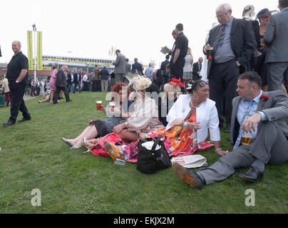 Liverpool, Regno Unito. Decimo Apr, 2015. Godetevi Racegoers Ladies giorno a Eglinton - Crabbie il Grand National 2015. Il sole su venerdì ha attratto una grande folla di spettatori vestiti fino a nove in questo anno la colorata manifestazione che ha avuto luogo il pomeriggio di Venerdì, Aprile 10th, 2015 a Liverpool, UK. Credito: Pak Hung Chan/Alamy Live News Foto Stock