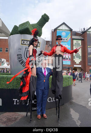 Liverpool, Regno Unito. Decimo Apr, 2015. Godetevi Racegoers Ladies giorno a Eglinton - Crabbie il Grand National 2015. Il sole su venerdì ha attratto una grande folla di spettatori vestiti fino a nove in questo anno la colorata manifestazione che ha avuto luogo il pomeriggio di Venerdì, Aprile 10th, 2015 a Liverpool, UK. Credito: Pak Hung Chan/Alamy Live News Foto Stock