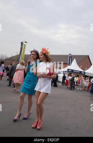 Liverpool, Regno Unito. Decimo Apr, 2015. Godetevi Racegoers Ladies giorno a Eglinton - Crabbie il Grand National 2015. Il sole su venerdì ha attratto una grande folla di spettatori vestiti fino a nove in questo anno la colorata manifestazione che ha avuto luogo il pomeriggio di Venerdì, Aprile 10th, 2015 a Liverpool, UK. Credito: Pak Hung Chan/Alamy Live News Foto Stock