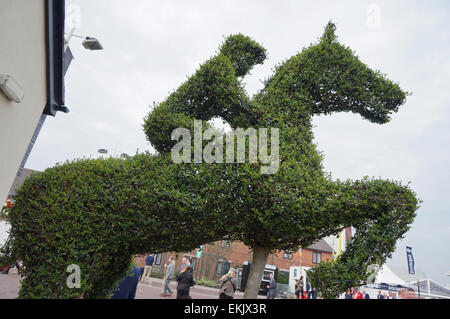 Liverpool, Regno Unito. Decimo Apr, 2015. Godetevi Racegoers Ladies giorno a Eglinton - Crabbie il Grand National 2015. Il sole su venerdì ha attratto una grande folla di spettatori vestiti fino a nove in questo anno la colorata manifestazione che ha avuto luogo il pomeriggio di Venerdì, Aprile 10th, 2015 a Liverpool, UK. Topiaria da di cavallo e cavaliere. Credito: Pak Hung Chan/Alamy Live News Foto Stock