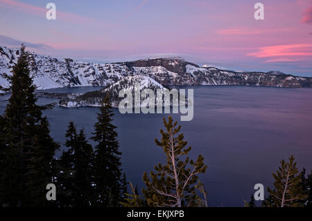 O02121-00...OREGON - Inverno tramonto su Wizard Island e il cratere del lago nel Parco nazionale di Crater Lake. Foto Stock