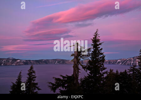 O02122-00...OREGON - Inverno tramonto sul lago cratere da Rim Village nel Parco nazionale di Crater Lake. Foto Stock