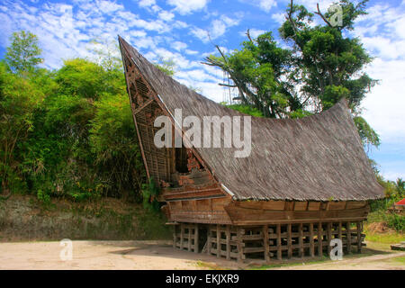 Tradizionale casa di Batak sull isola di Samosir, Sumatra, Indonesia, sud-est asiatico Foto Stock