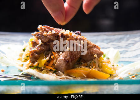 Filetti di maiale sulla sommità del letto di insalata con mango e vermicelli bastoncini di riso per pranzo grande ocassions Foto Stock