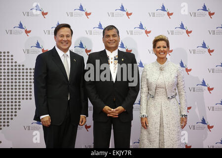 Panama City, Panama. Decimo Apr, 2015. Presidente di Panama Juan Carlos Varela (L) accoglie favorevolmente Ecuador il presidente Rafael Correa (C) al momento del suo arrivo per il settimo vertice delle Americhe nella città di Panama, capitale di Panama, 10 aprile 2015. Credito: Santiago Armas/Xinhua/Alamy Live News Foto Stock