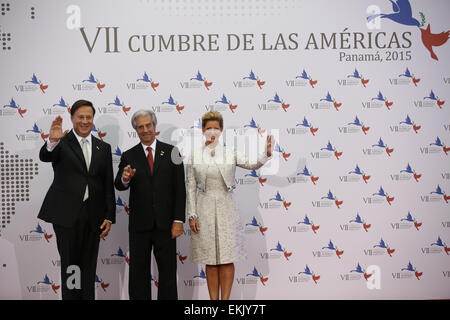 Panama City, Panama. Decimo Apr, 2015. Presidente di Panama Juan Carlos Varela (L) si compiace dell Uruguay Presidente Tabare Vazquez (C) al momento del suo arrivo per il settimo vertice delle Americhe nella città di Panama, capitale di Panama, 10 aprile 2015. Credito: Santiago Armas/Xinhua/Alamy Live News Foto Stock