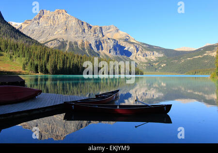 Le montagne si riflette nel Lago Smeraldo, Parco Nazionale di Yoho, British Columbia, Canada Foto Stock