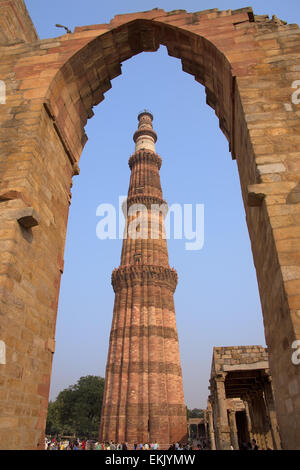 Qutub Minar torre visto attraverso arch, Qutub Minar complesso, Delhi, India Foto Stock