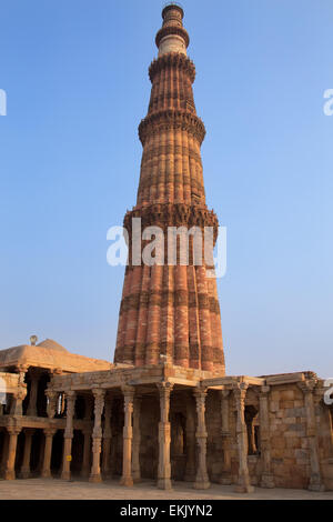 Cortile del Quwwat-Ul-islam moschea, Qutub Minar complesso, Delhi, India Foto Stock
