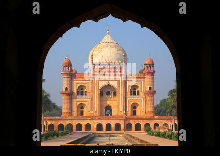 Tomba di Safdarjung visto dal gateway principale, New Delhi, India. È stato costruito nel 1754 nel tardo Impero Mughal stile. Foto Stock