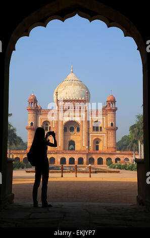 Tomba di Safdarjung visto dalla porta principale con il profilarsi persona prendendo foto, New Delhi, India. È stato costruito in 1754 in la Foto Stock