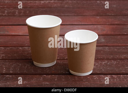 Monouso tazze di caffè Kraft Foto Stock