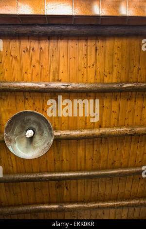 Rustico tradizionale stile country soffitto con lampada in metallo, Sagres Algarve Foto Stock