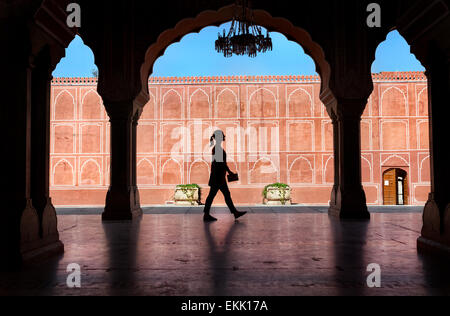 Silhouette di donna con la guida a piedi nella città Palace Museum, Jaipur, Rajasthan, India Foto Stock