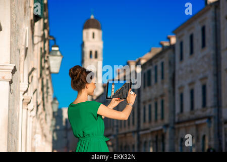 Donna che viaggia nella città di Dubrovnik Foto Stock