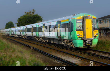 Treno ferroviario Meridionale Classe 377 Electrostar nel sud dell'Inghilterra, Regno Unito. Treno del sud. Treni del sud. Foto Stock