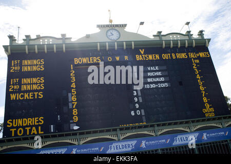 Adelaide, Australia. Xi Apr, 2015. Adelaide Australia 2015. Omaggio sul vecchio quadro di valutazione di cricket a Adelaide Oval per Australian cricketer ed emittente Richie Benaud morto 84 anni dagli effetti del cancro della pelle Credito: amer ghazzal/Alamy Live News Foto Stock