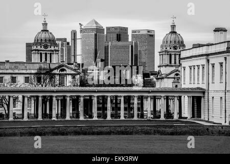 La vista dal parco di Greenwich verso il vecchio Collegio Navale impostato nella parte anteriore del moderno Canary Wharf, in bianco e nero Foto Stock