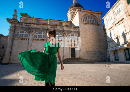 Donna che viaggia nella città di Dubrovnik Foto Stock