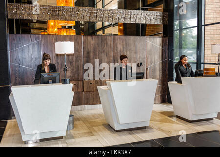 Johannesburg Sud Africa,Rosebank,Hyatt Regency,hotel,hall,reception check in reception prenotazioni registro,prenotazioni,donna nera Foto Stock