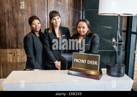 Johannesburg Sud Africa,Rosebank,Hyatt Regency,hotel,hall,reception check in reception prenotazioni registro,prenotazioni,donna nera Foto Stock