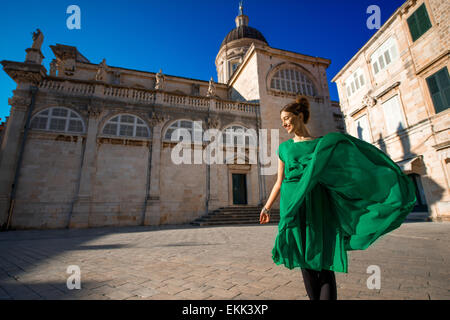 Donna che viaggia nella città di Dubrovnik Foto Stock