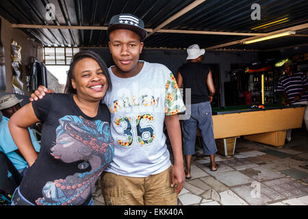 Johannesburg Sud Africa,African Soweto,Black Black Blacks African African African African Minority,adult adults donna donna donna donna donna donna donna donna donna donna donna donna donna donna donna donna, uomo uomini maschio,coppia,billia Foto Stock