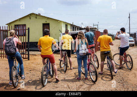 Johannesburg Sud Africa,Soweto,bicicletta,bicicletta,equitazione,ciclismo,ciclista,bici,casa casa casa case residenza,uomo uomini maschio,donna donne,SAfri150 Foto Stock